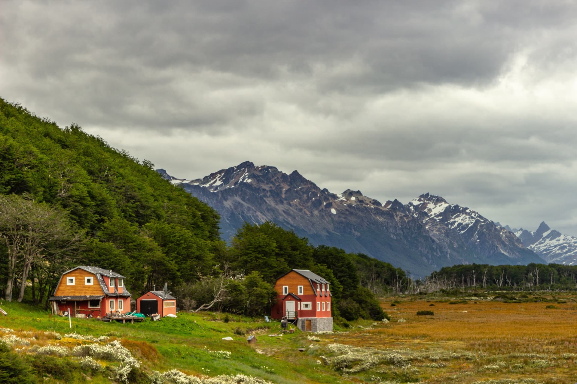 Huisjes in het Patagonische landschap rond Ushuaia