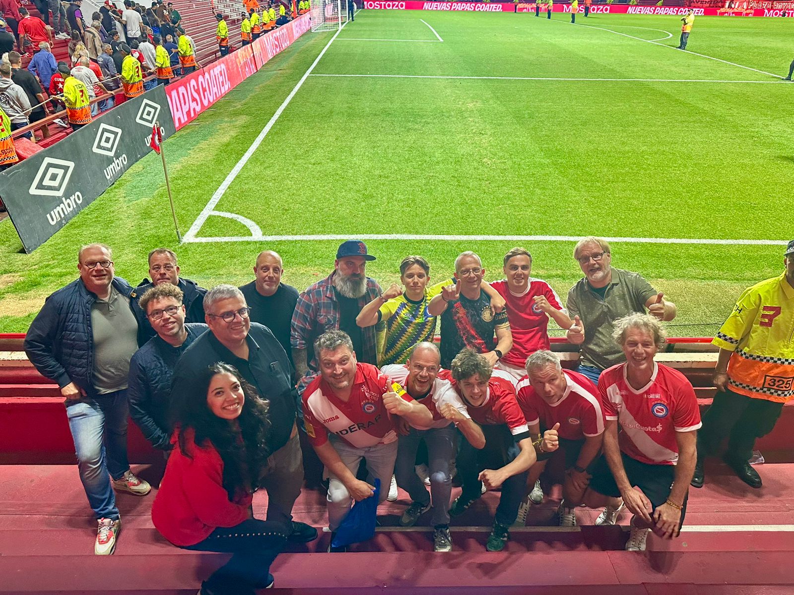 Groep reizigers bij Argentinos Juniors in Buenos Aires