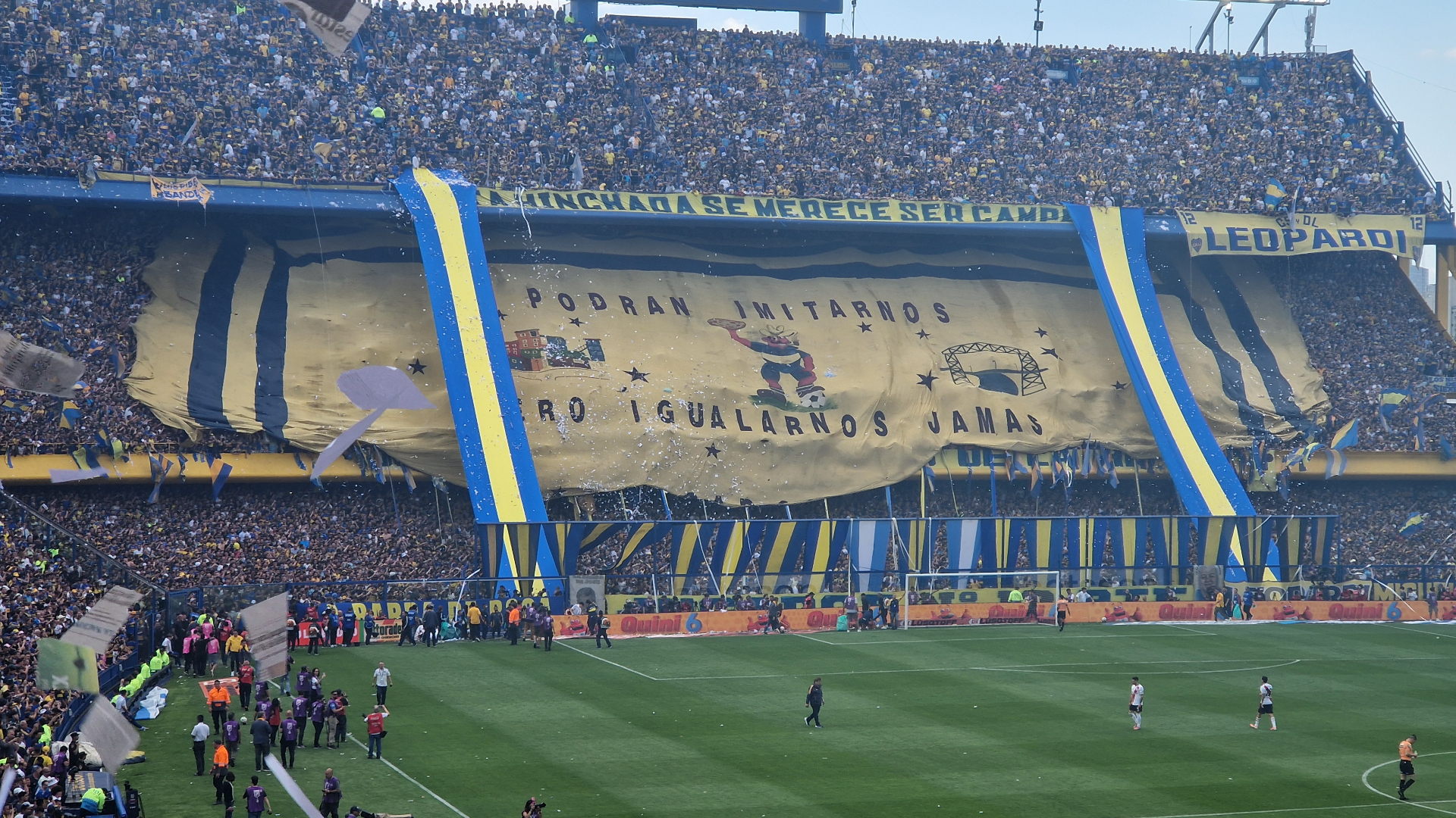 Barra brava La Doce met spandoek in La Bombonera
