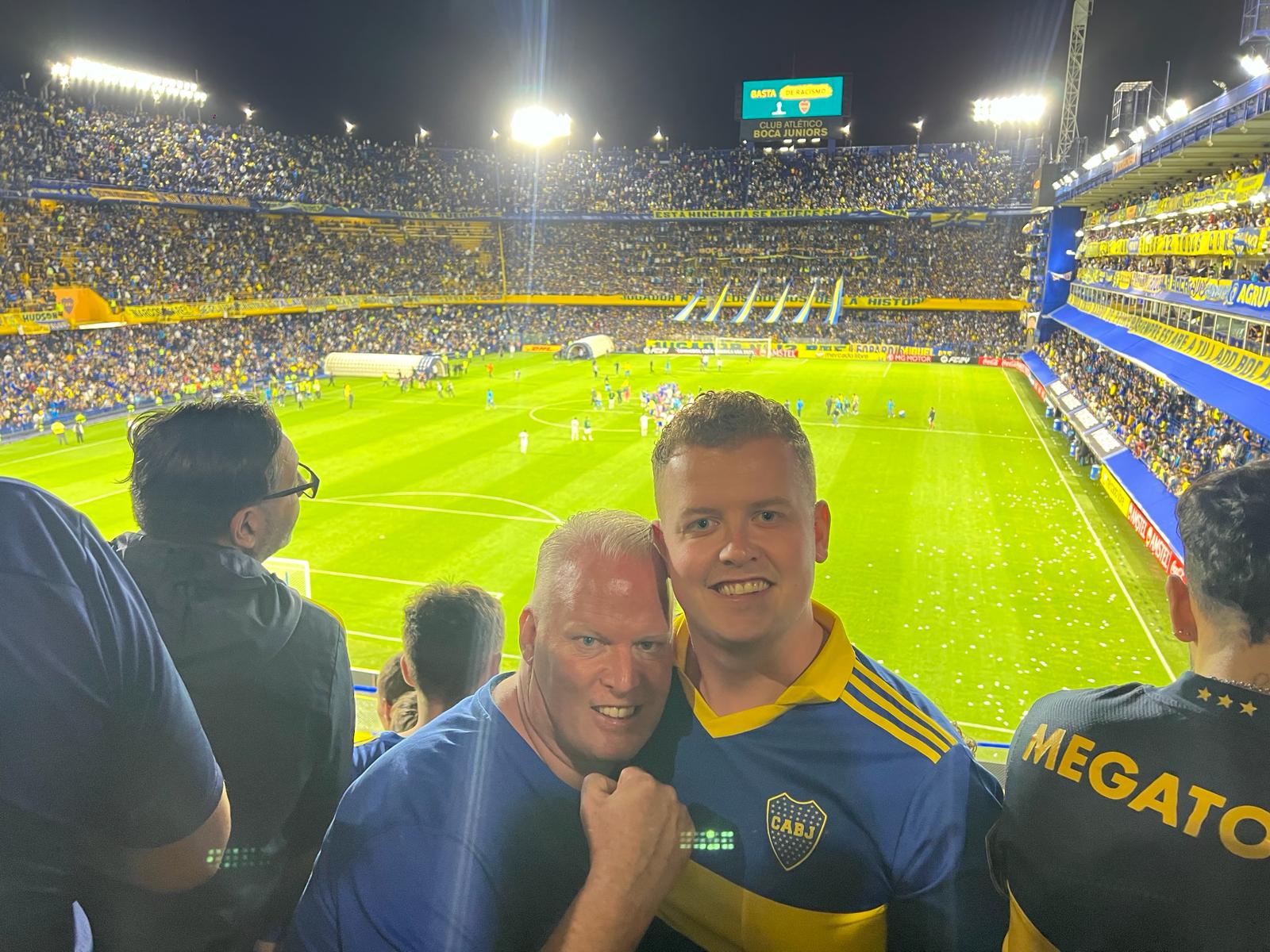 Reizigers in La Bombonera bij Boca Juniors