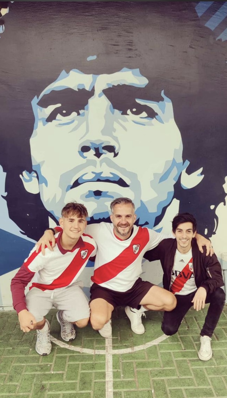 Klanten bij het Maradona mural van River Plate