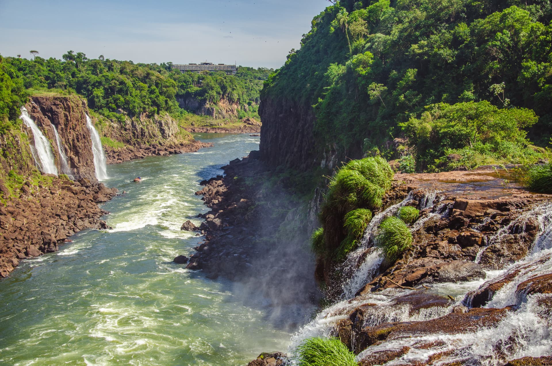 De rivier met watervallen in het Iguazú-nationaal park