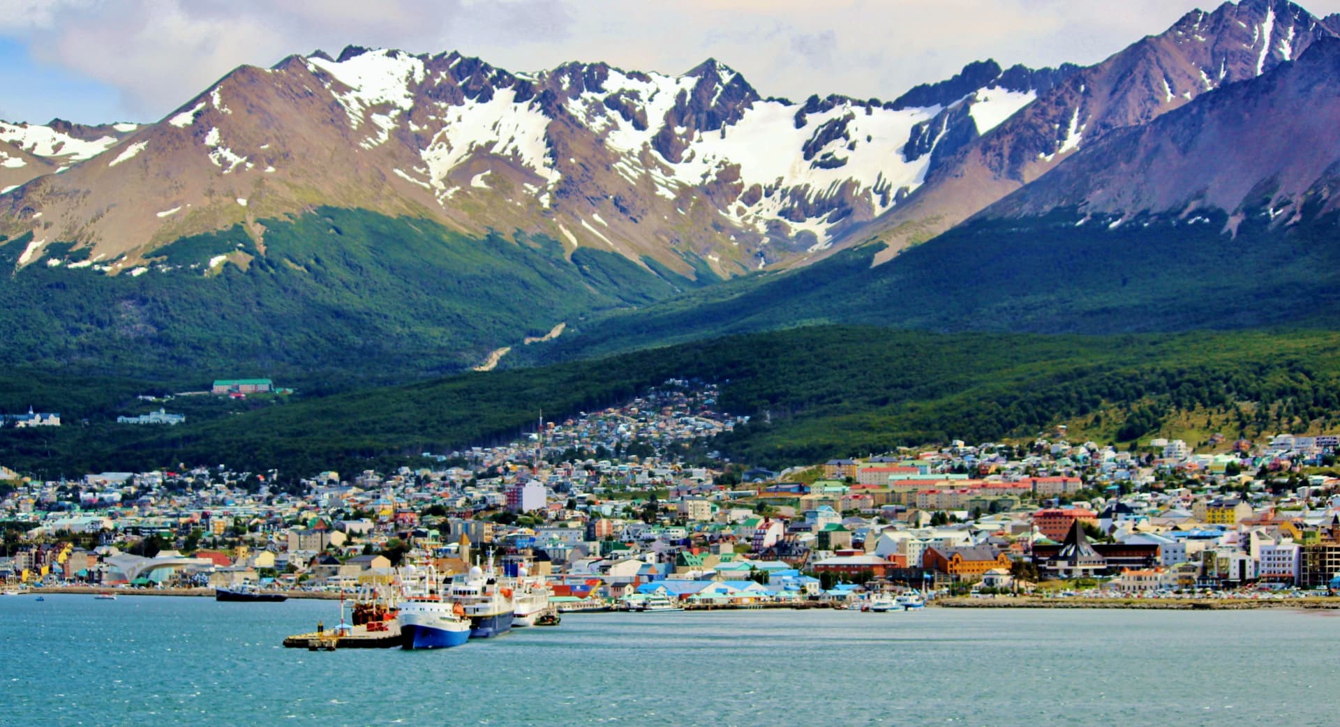 Ushuaia met de haven aan de Beagle Channel en besneeuwde bergen